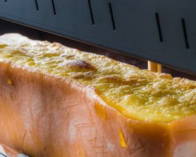 専用のオーブンで表面はカリっと中はとろとろの状態に♪