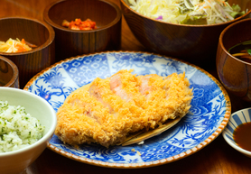 今日は料理長からの依頼で『銘柄豚ロースかつ定食(特上)』の写真を撮りました。私共の一番の基本である「とんかつ」をいかに美味しそうに撮ることが出来るのか、プロのカメラマンにも相談しながら取り組みました。接写レンズに新しいライティング方法を用いたので、以前よりは美味しそうに撮ることが出来ました。写真も料理と一緒で奥が深いですね。