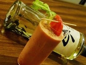 昆布漬け込みプレミアムウォッカ白。 旨味成分グルタミン酸たっぷりなウォッカにさらにグルタミン酸、リコピンたっぷりのトマトを1個使ったブラッディマリーです。ビタミン豊富なトマトを冷製スープの様に味わえるカクテルです。是非この夏の“推しメン”カクテルに