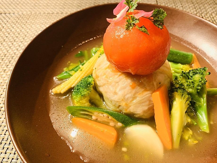 丸ごとトマトと色々な野菜と食べるロールキャベツ ミネストローネ仕立て 上に乗ったトマトを崩してスープをミネストローネ風にして野菜と一緒に