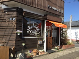 特注の木製玄関が目印です♪