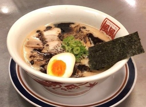 当店一番人気の バリコク豚骨ラーメン 焦がしニンニク油 マー油 のかかったコク深いスープに九州産のストレート細麺 風風ラーメン武蔵小金