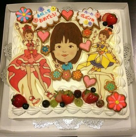 似顔絵ケーキとっても人気です!好きなキャラの素敵な衣装に本人のお顔☆全て手書きの為いろいろ工夫をこらせます!(^^)!