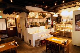 昼間は魚屋、夜は居酒屋という珍しいお店。店内は魚屋さんの雰囲気もあって活気があります!