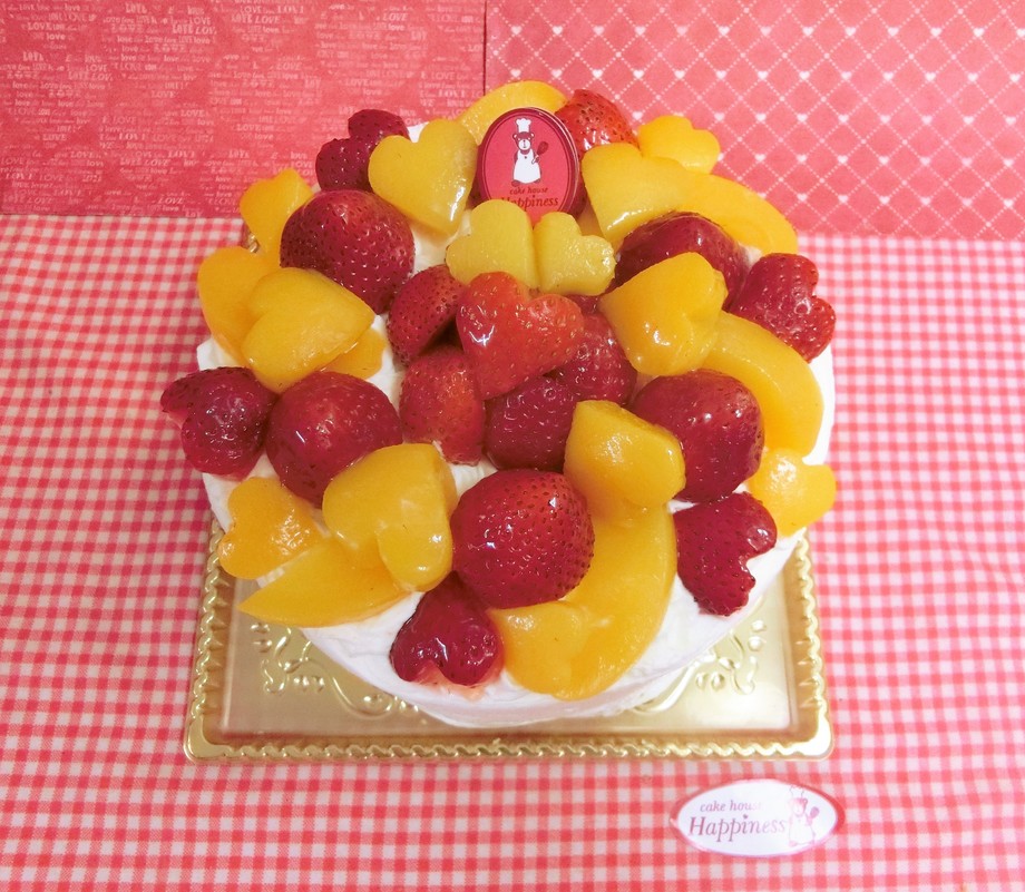 いちごと黄桃トッピングのデコレーションケーキ Cake House