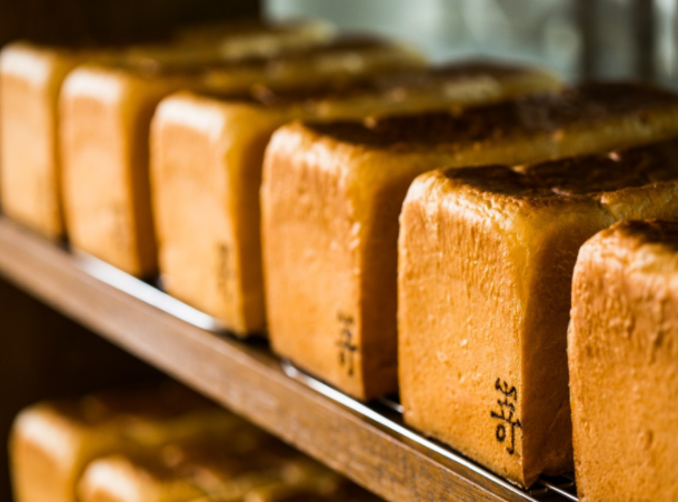 特典1 高級食パン専門店嵜本の食パン1本 月プレゼント 極生ミルクバター食パン 極美ナチュラル食パンのどちらかをお選びいただけます