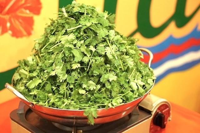 水菜や白菜の代わりはパクチー 東京で食べられる山盛りパクチー鍋4選 Favy ファビー