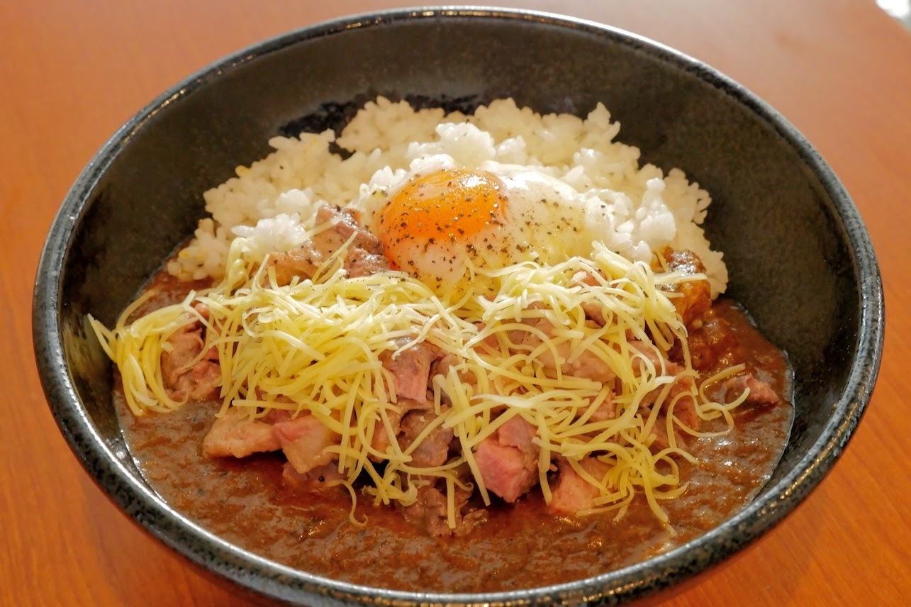 ローストビーフ丼とカレーの融合 西新宿 コーヒーマフィア に気になる新メニューが登場 Favy ファビー