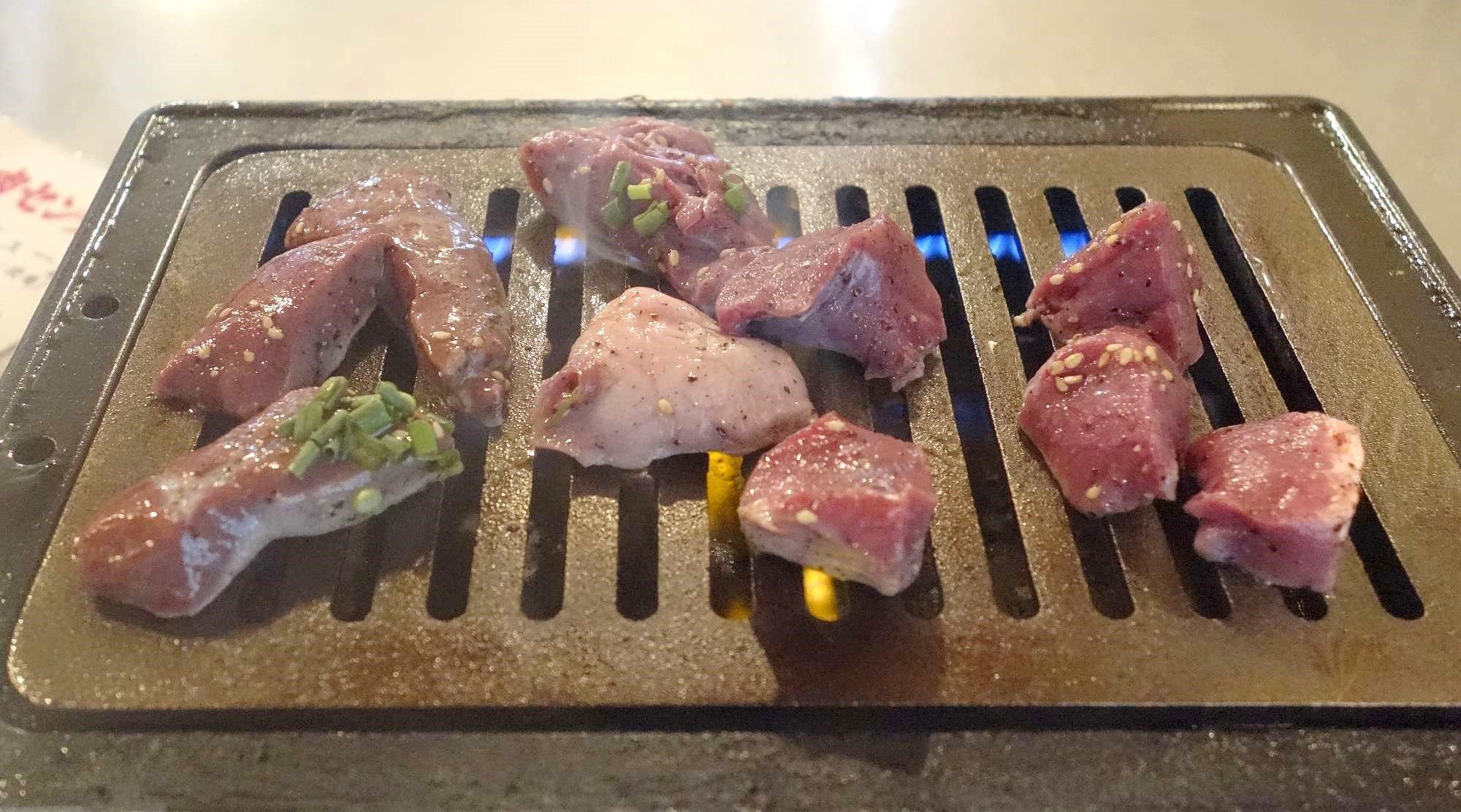 新鮮さに感動 開店前から行列 神保町食肉センター の45分950円のホルモン食べ放題 Favy ファビー