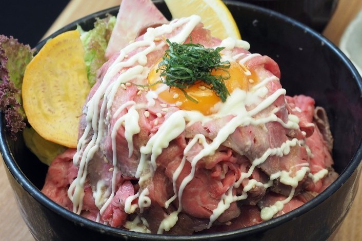 メガ盛ローストビーフ丼が半額に!『鎌倉和食 楠の木』