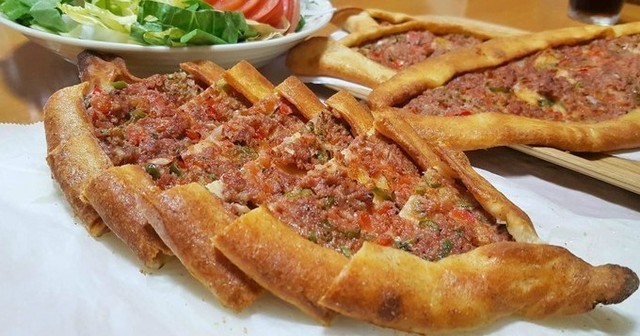 山下公園 肉と野菜がたっぷり乗ったガッツリ系ピザなどトルコ 地中海料理を堪能 Zeytin Favy ファビー