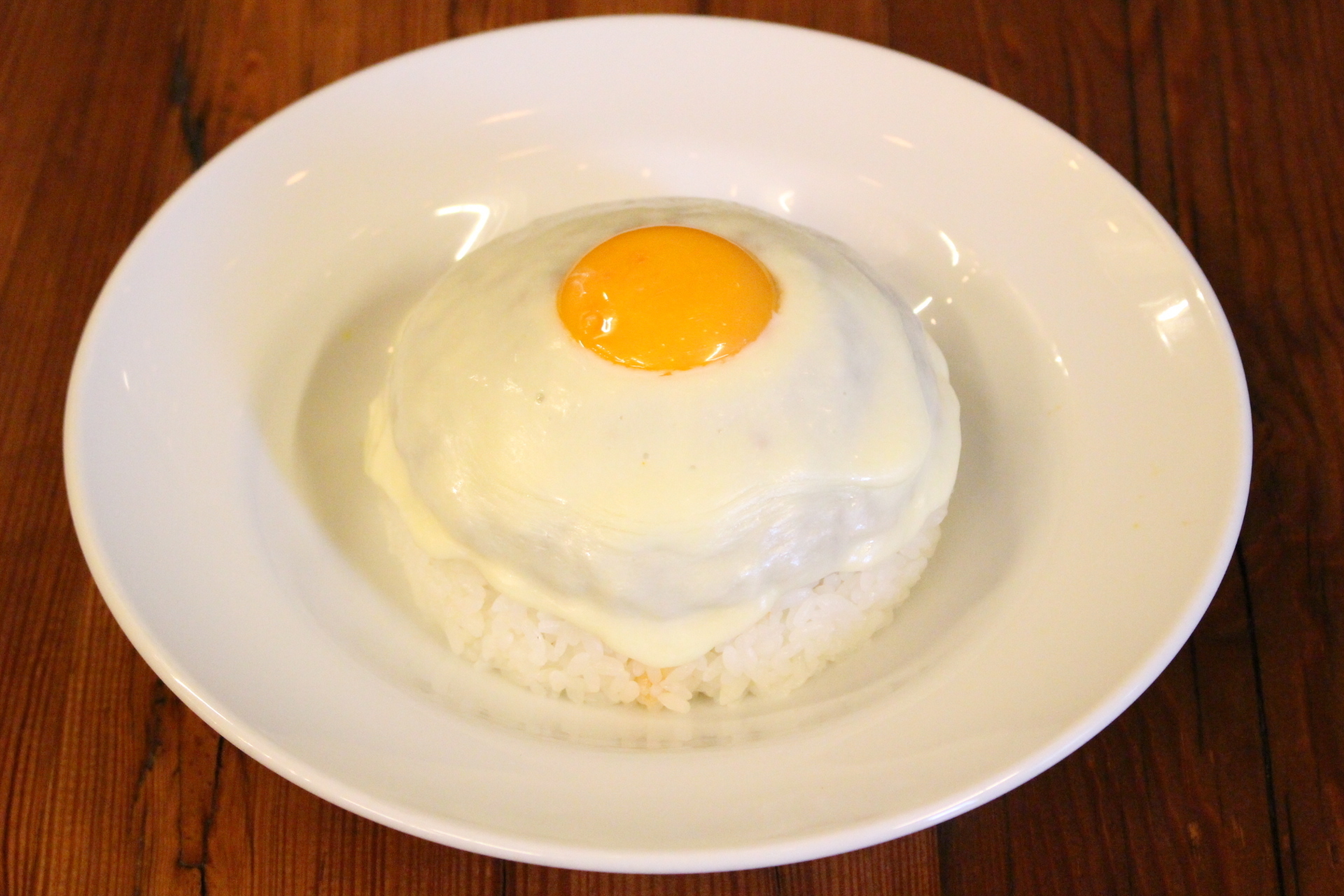 原宿 まるで目玉焼き 純白の絶品 チーズキーマカレー を Mokubaza で Favy ファビー
