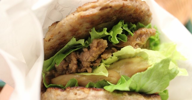 毎月29日限定 どこを食べても肉 肉 肉 モス 幻のメニュー にくにくにくバーガー Favy ファビー