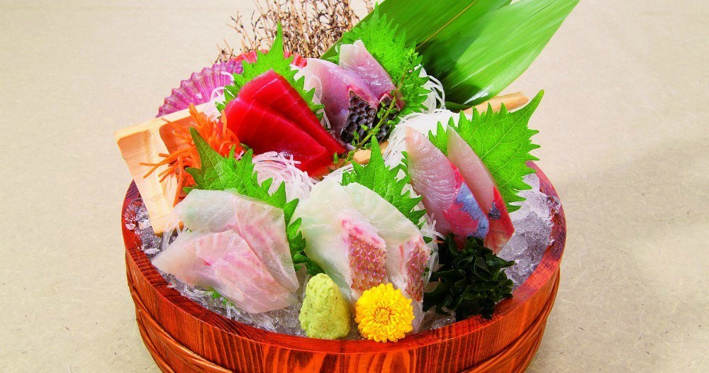 新横浜 溢れんばかりの刺盛りや濃厚ウニ鍋 イカの姿造りも たっぷり海の幸で年忘れ 魚鮮水産 Favy ファビー