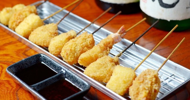 串カツ盛りに1lジョッキも衝撃の400円以下 大阪 庄内でせんべろするなら くし正 で Favy ファビー