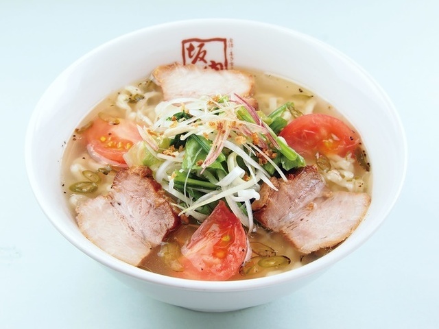 夏季限定 青唐辛子に夏野菜たっぷりの爽快夏ラーメン 後引く辛さがクセになる 喜多方ラーメン坂内 Favy ファビー