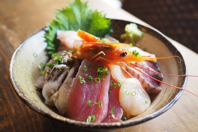 東高円寺 1日の〆は厳選日本酒と海鮮丼で 全席カウンターの和食バル 和raugh でしっぽりと Favy ファビー