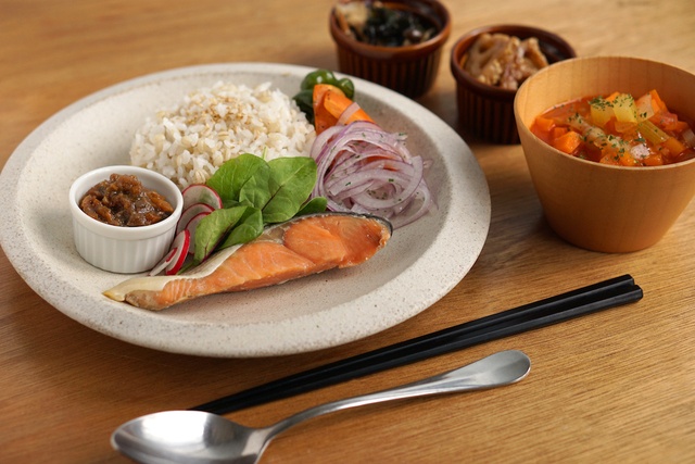 赤坂見附 ランチ 特製ソースと魚を合わせて楽しむ新時代の魚定食 ヘルシーな魚ランチ専門店がオープン サカナメ Favy ファビー