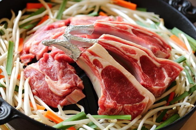 【後楽園】ジンギスカンでラム肉4種食べ比べ『幾寅』で新鮮生ラムや漬けを堪能