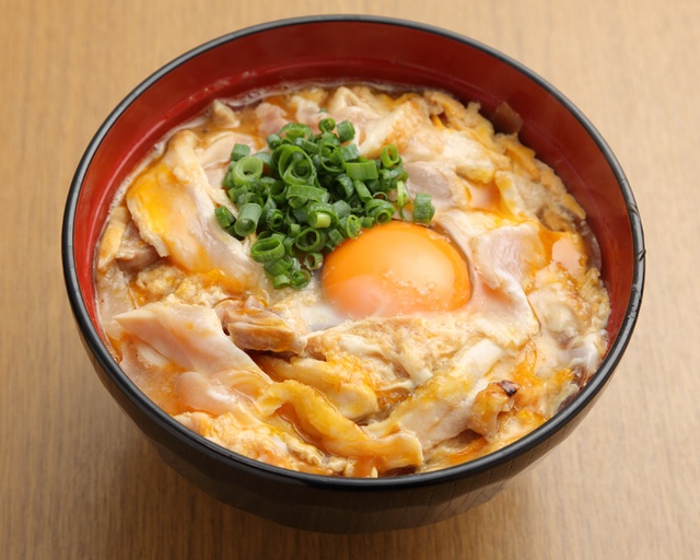 自由が丘 秋田直送の比内地鶏を 親子丼 で 濃厚な地鶏の美味しさをランチから 本家比内邸 Favy ファビー