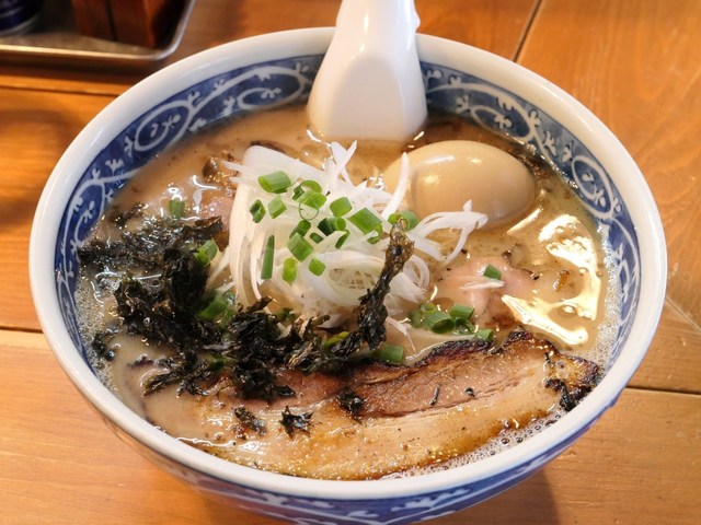 看板のない行列店!中板橋『愚直』で安心と驚きのとんこつラーメンを食す!