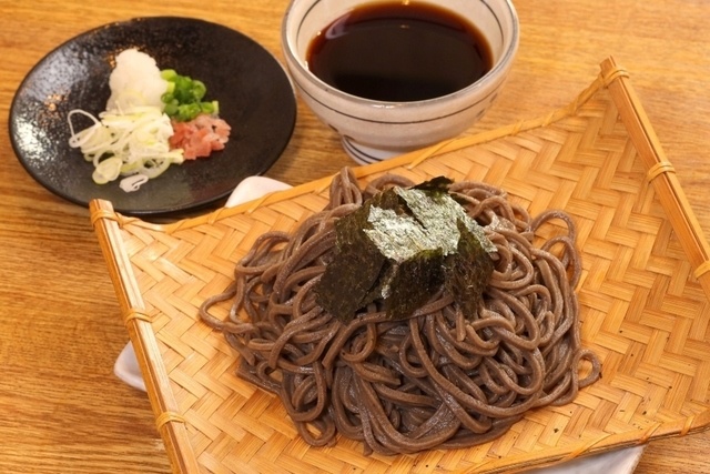 蕎麦なのに真っ黒!?北海道イチ小さな村で愛される味を四谷三丁目の『音威子府TOKYO』で!