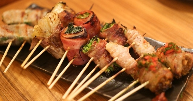 【池袋】肉と野菜の旨味がギュッ!居酒屋『優男』の豊富な巻き串で乾杯!