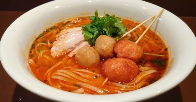 【木場】鶏×海老の旨みが活きたタイラーメン。酸っぱ辛いエスニック料理を『東京カオマンガイ』で