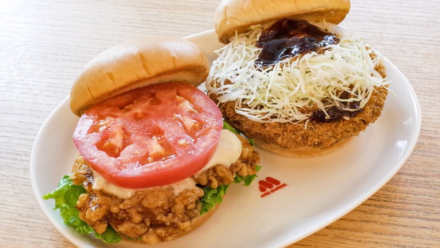 モスバーガーに2つの新顔!音までうまい「海老天七味マヨ」と粗挽き牛の「ジャンボメンチ」