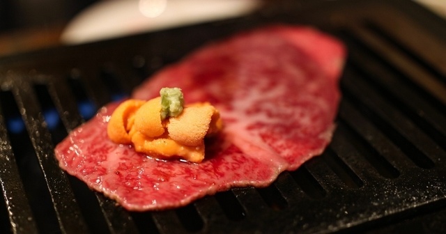 【新橋】ドリンク最大60%オフ!定額会員なら「焼肉飲み」がお得に楽しめる『マルウシミート』