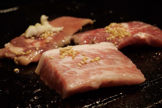 【新宿】11品で3,980円のお得なコースも!900℃でジューシーに焼き上げる溶岩焼肉!『溶岩焼 TOTORO』