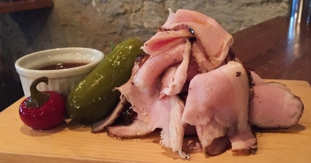 【飯田橋】しっとりジューシーな“ローストポーク”が登場!『八十郎』自慢のワインと合わせて楽しもう
