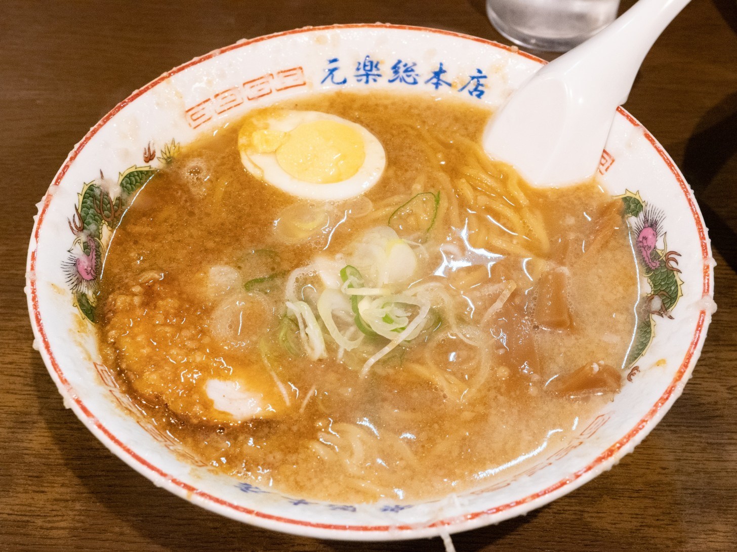 ギトギトだけどウマい 蔵前 元楽 の年以上愛される背脂たっぷりラーメン Favy ファビー