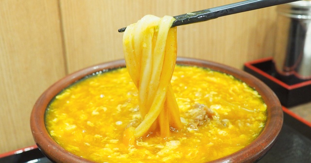 【京都駅】濃厚いりこ&鶏卵あんかけ、本格カレーの3層カレーうどんがリニューアル『つくもうどん』