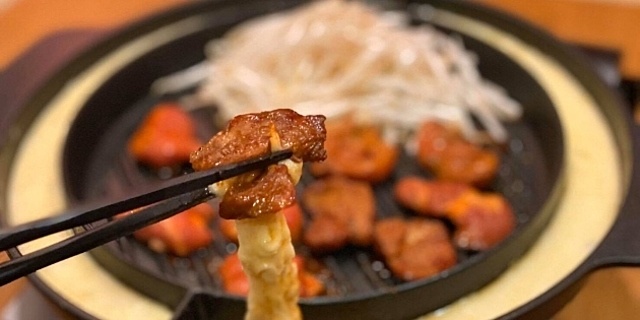 とろ〜りチーズ×生ラム肉=爆発級の旨味!?新宿『狐白』に「チーズ生ラッカルビ」が新登場!