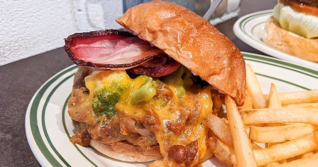 ハンバーガーを自由にカスタム!自分好みのバーガーを豊島園『ジャイアントステップ』で!