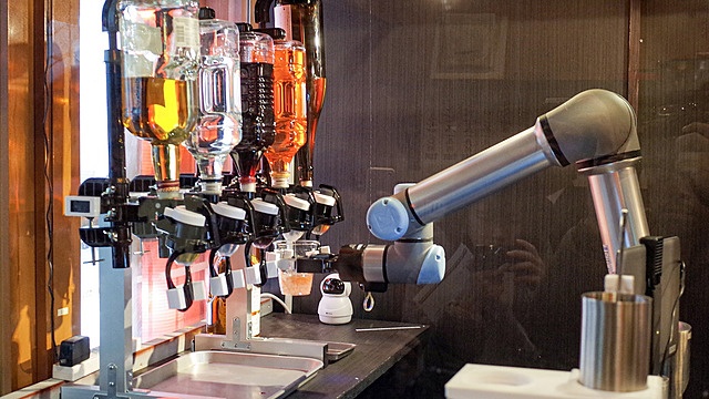 池袋に『ゼロ軒めロボ酒場』がオープン。ロボットが酒を作ったら人は幸せになれるのか?