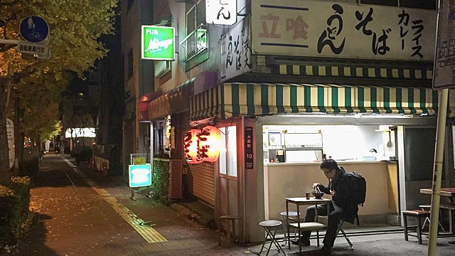 夜22時開店。国道17号沿いの『そばひろ』は深夜食堂な立ち食いそば店