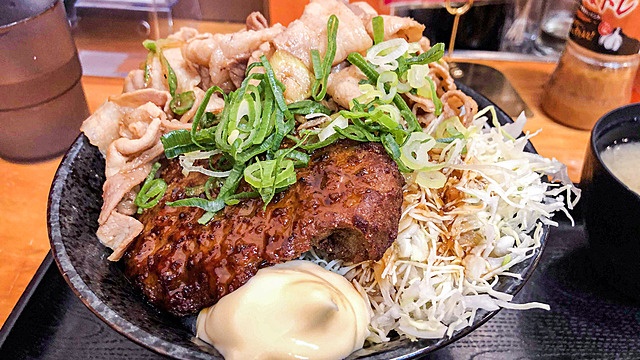 すた丼屋の2020年初の新作には男子の夢とロマンと肉が詰まってハンバーグまで乗ってた