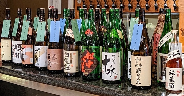 【馬喰町】100種の日本酒が勢揃い。角打ちで気軽に飲める『岡本屋永吉商店』