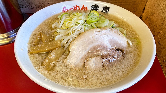 なぜラーメンに背脂なのか?非常識すぎる背脂マシマシを常識にした浅草『弁慶』の一杯