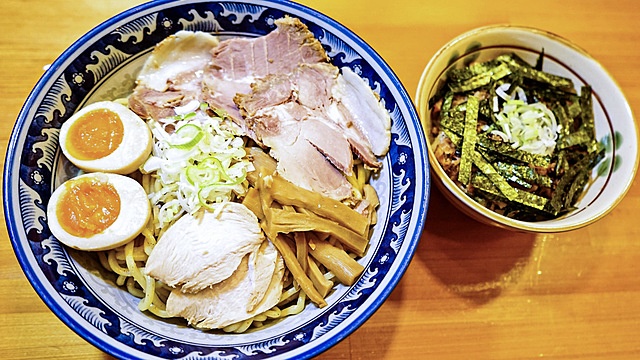 【秋葉原】仕込に2日!煮干香る「油そば」が唯一無二の個性を放つ『つけ麺 油そば 楽』