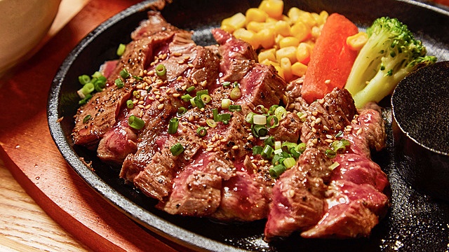 お手頃価格の馬肉定食 日本初の馬肉専門ファーストフード ウマキチ都立家政店 オープン Favy ファビー