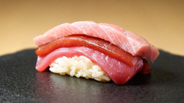 天満橋で一人飲みなら、鮨職人が本気で作るアテと大ぶりネタの握りがうまい『すしのや』で