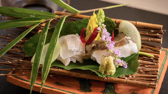 オープンキッチンで愉しむ日本料理の真髄。『銀座 くらはし』で上質な旬の味覚を堪能