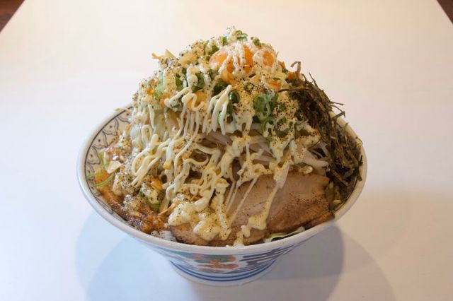 たっぷり背脂にガリマヨをトッピング!『ばんから』に進化系「ストロングラーメン」が誕生
