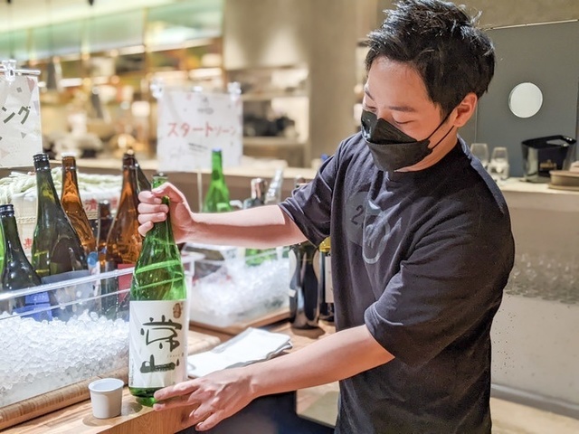 銀座で一人飲みなら『サケリスト 銀座』へ。日本酒・ワインビュッフェやスタッフとの会話も楽しめる