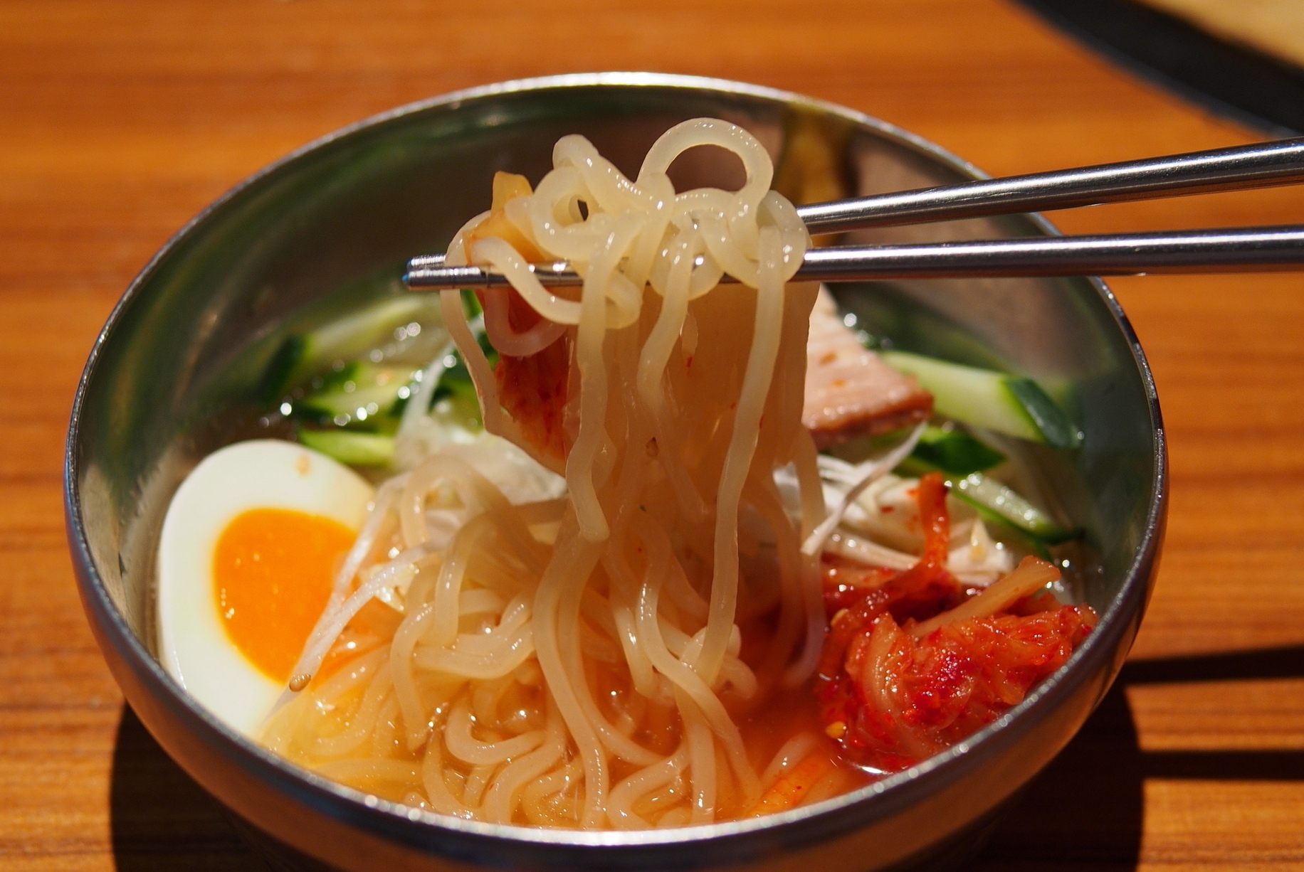 東京都内「冷麺」7選！オーダー後に絞り出す本格盛岡冷麺やそば粉の香る極細韓国冷麺も | favy[ファビー]