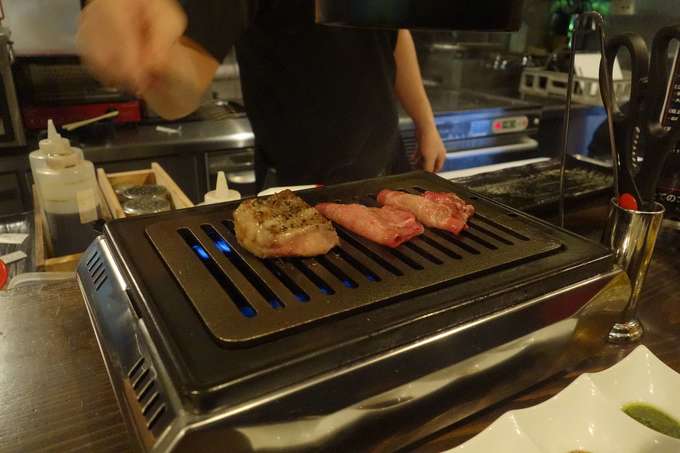 六本木のおすすめ焼肉店「ニクアザブ 六本木店」の調理風景