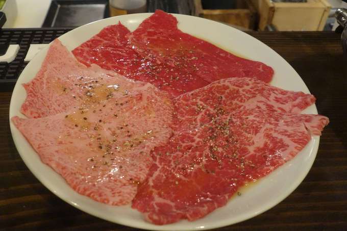 六本木のおすすめ焼肉店「ニクアザブ 六本木店」の「モモ3点盛り」